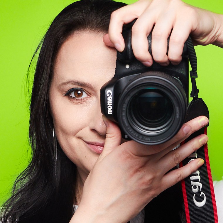 Viktoria Tistruha looking through her camera